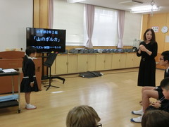 演奏後の講評を真剣に聞いています