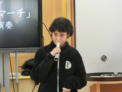 曲に合わせてクワイヤホーンを吹きました