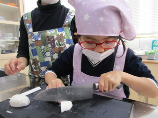 【機種依存文字】慎重に包丁でカット