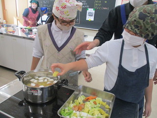 【機種依存文字】一緒に切った野菜を鍋に入れよう！