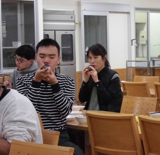 福がきますように　無言でがぶり