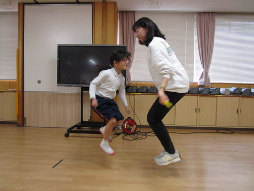 先生と一緒に縄跳び発表