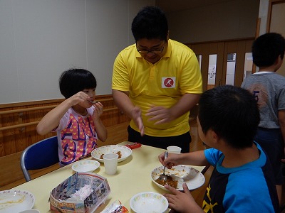 学校で夕食