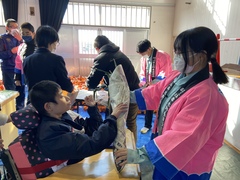 ２