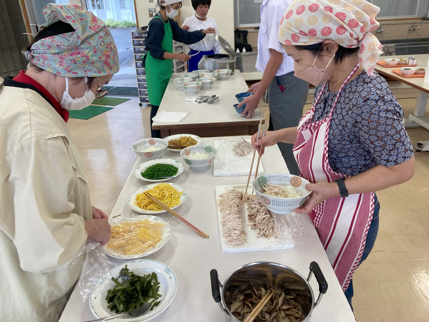 11月30日　鶏飯盛り付け・試食 (2)